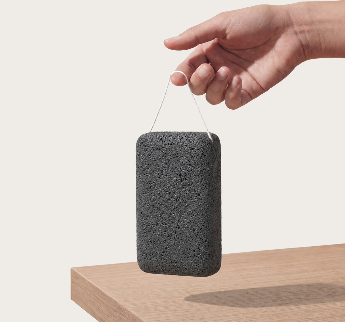 Konjac Body Sponge: how it works, the sponge hanging by its cotton string